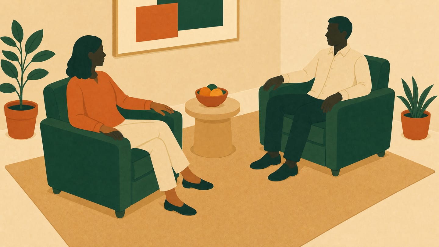 Illustration av en person som sitter i en fåtölj i ett ljust kontorslandskap med ett anteckningsblock på ett bord bredvid sig.